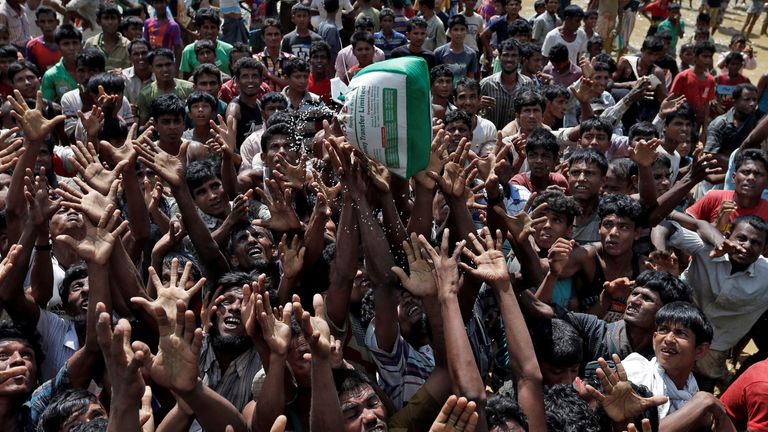 Refugiados Rohingya reagem enquanto ajuda é distribuída em Cox's Bazar, Bangladesh, em 2017. Foto de arquivo: Reuters