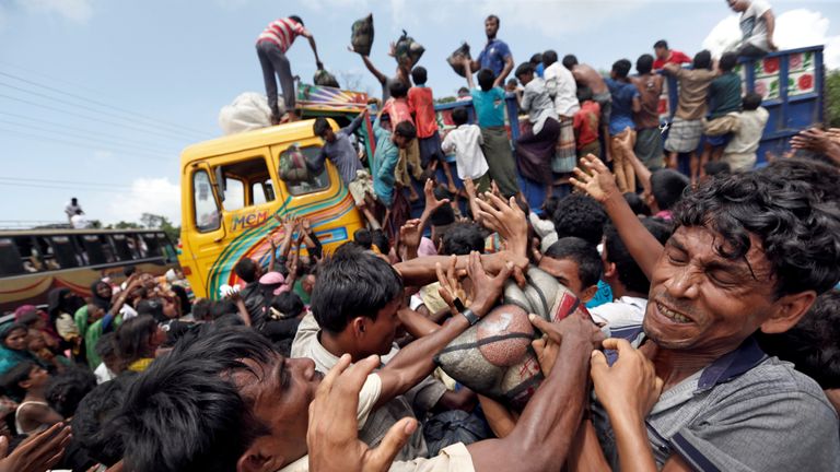 Rohingya refugees scuffle as aid is distributed in Cox&#39;s Bazar, Bangladesh