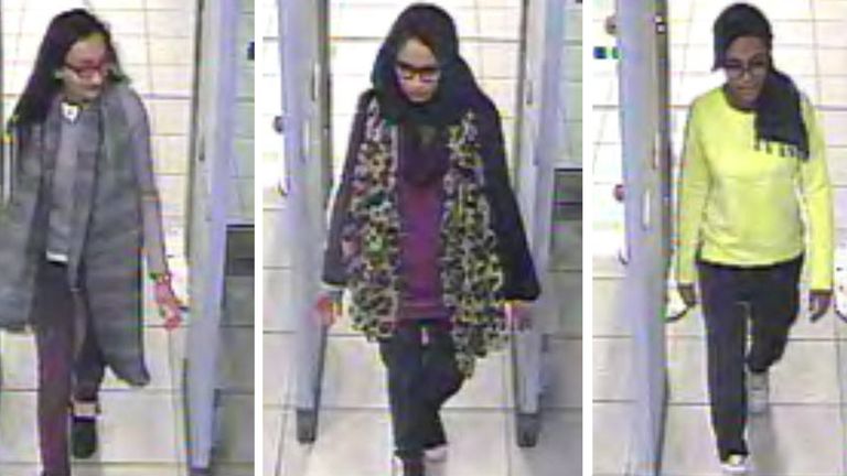 Kadiza Sultana (L), Shamima Begum (C) et Amira Abase passant par la sécurité de Gatwick avant de prendre un vol pour la Turquie