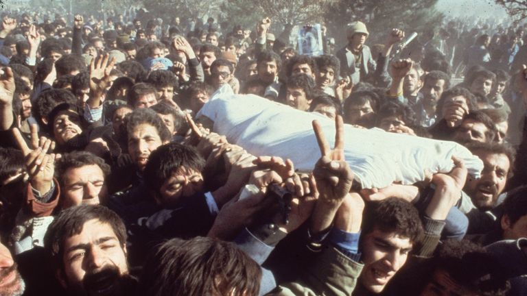 Οι θρήνοι στην Τεχεράνη φέρουν το σώμα ενός διαδηλωτή που σκοτώθηκε κατά τη διάρκεια των διαμαρτυριών