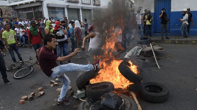 Venezuelans clash with national guards in the border town of Urena