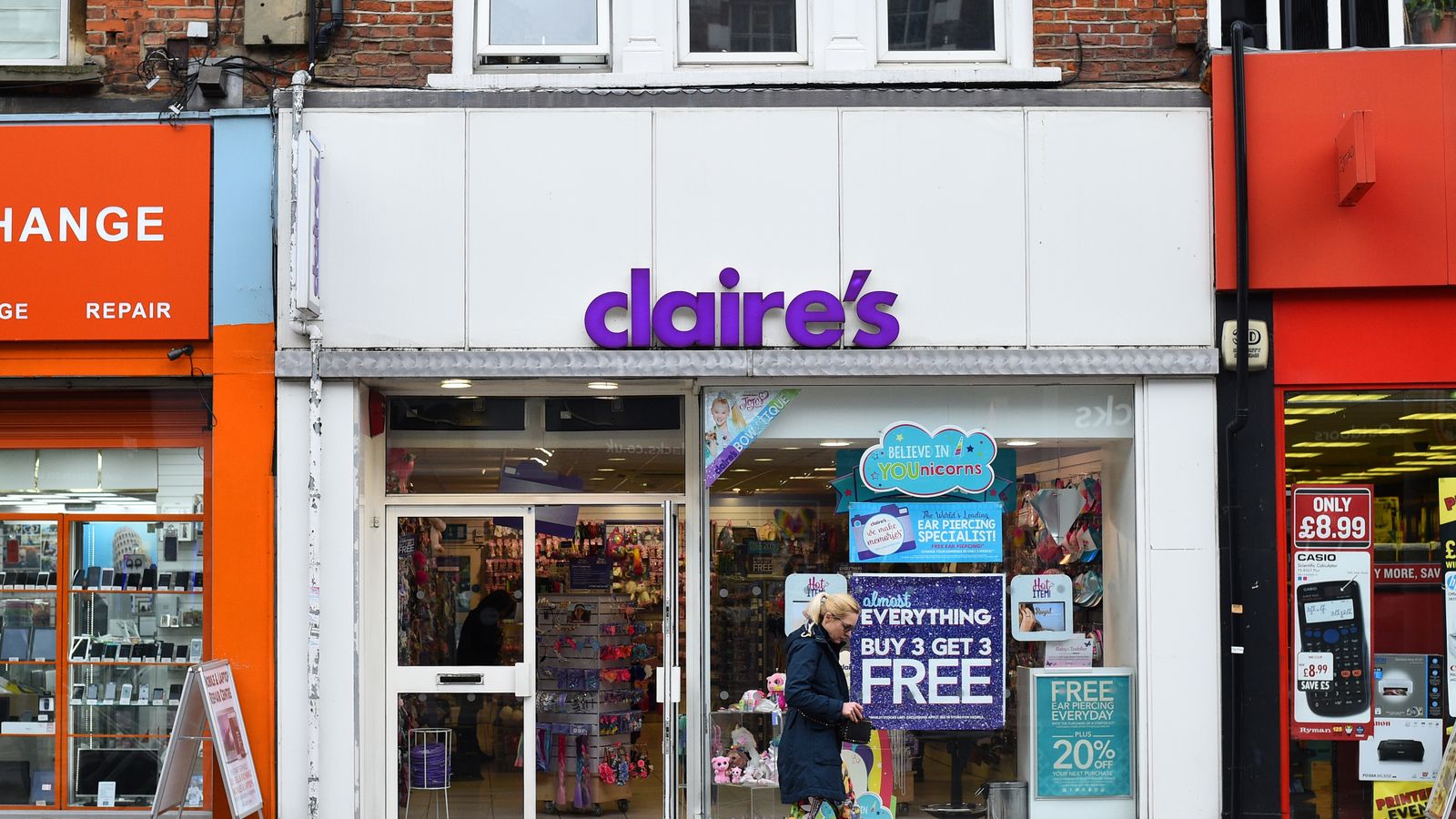Claire's takes make-up off shelves amid fears they contain asbestos | News | Sky News