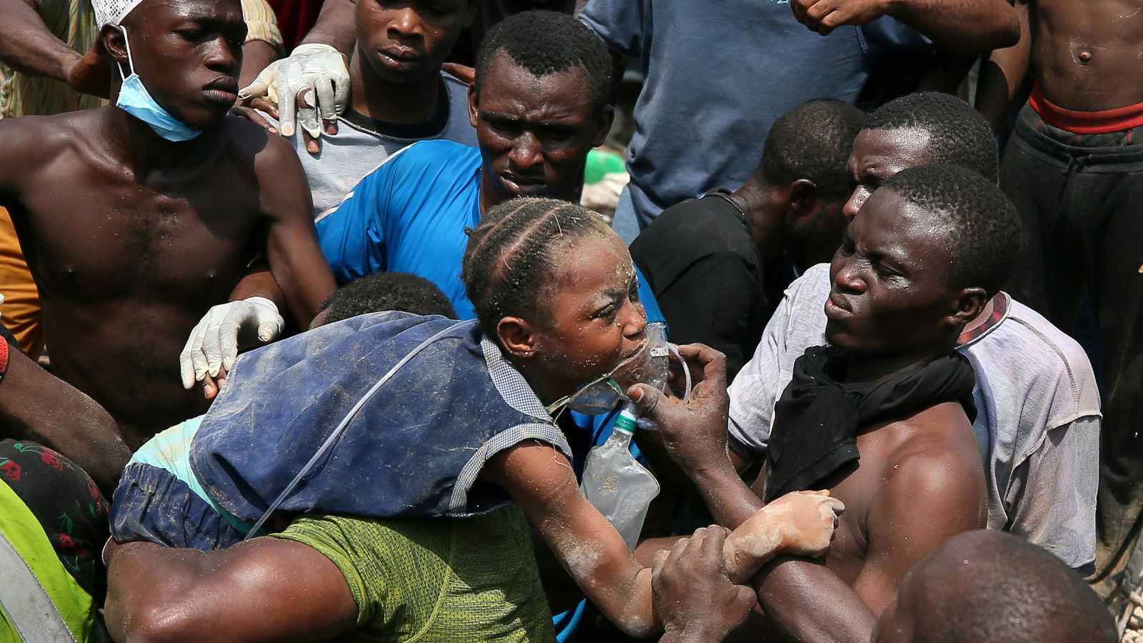 Nigeria school collapse: Eight dead after up to 100 children trapped ...