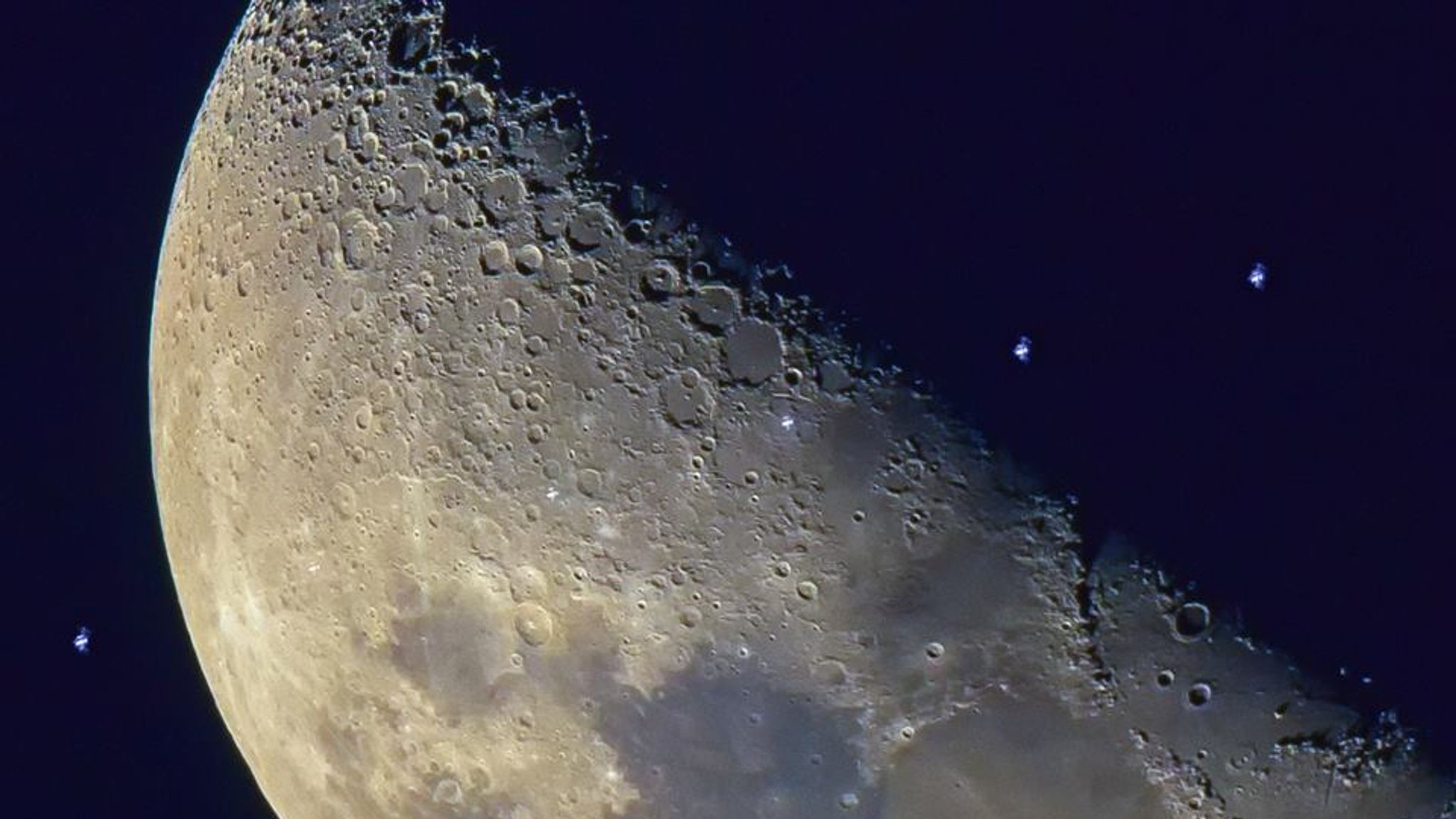 Луна в марте 2024 мир космоса. Снимки Луны с МКС. Вид на луну с МКС. Снимок МКС на фоне Луны. Луна вид из космоса.
