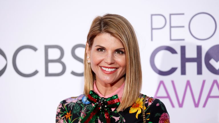 actress Lori Loughlin arrives at the People&#39;s Choice Awards 2017 in Los Angeles
