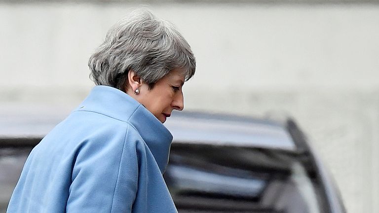 Ο Πρωθυπουργός της Βρετανίας, Theresa May, εμφανίζεται στη Downing Street, στο Λονδίνο, στη Βρετανία στις 18 Μαρτίου 2019. REUTERS / Toby Melville - RC1508DB8FF0
