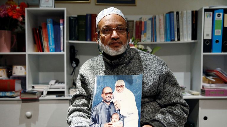 Le survivant Farhid Ahmed pose avec une photo de sa femme Husna, qui a été tuée dans l'attaque