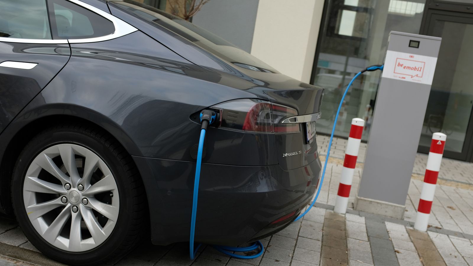 Tesla investigating after video shows vehicle exploding in car park ...