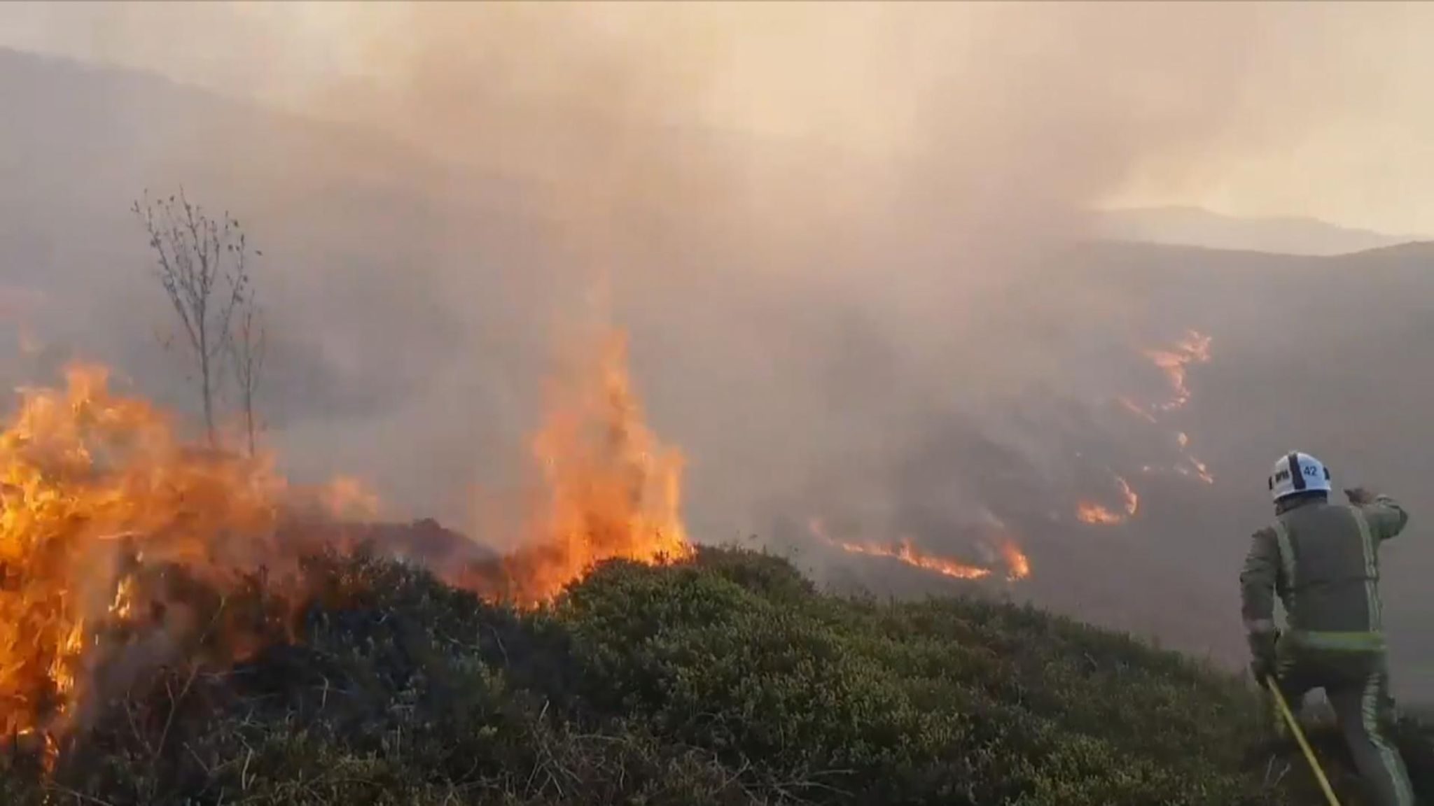 Ilkley Moor fire: 'Intense' blaze breaks out on West Yorkshire moorland ...