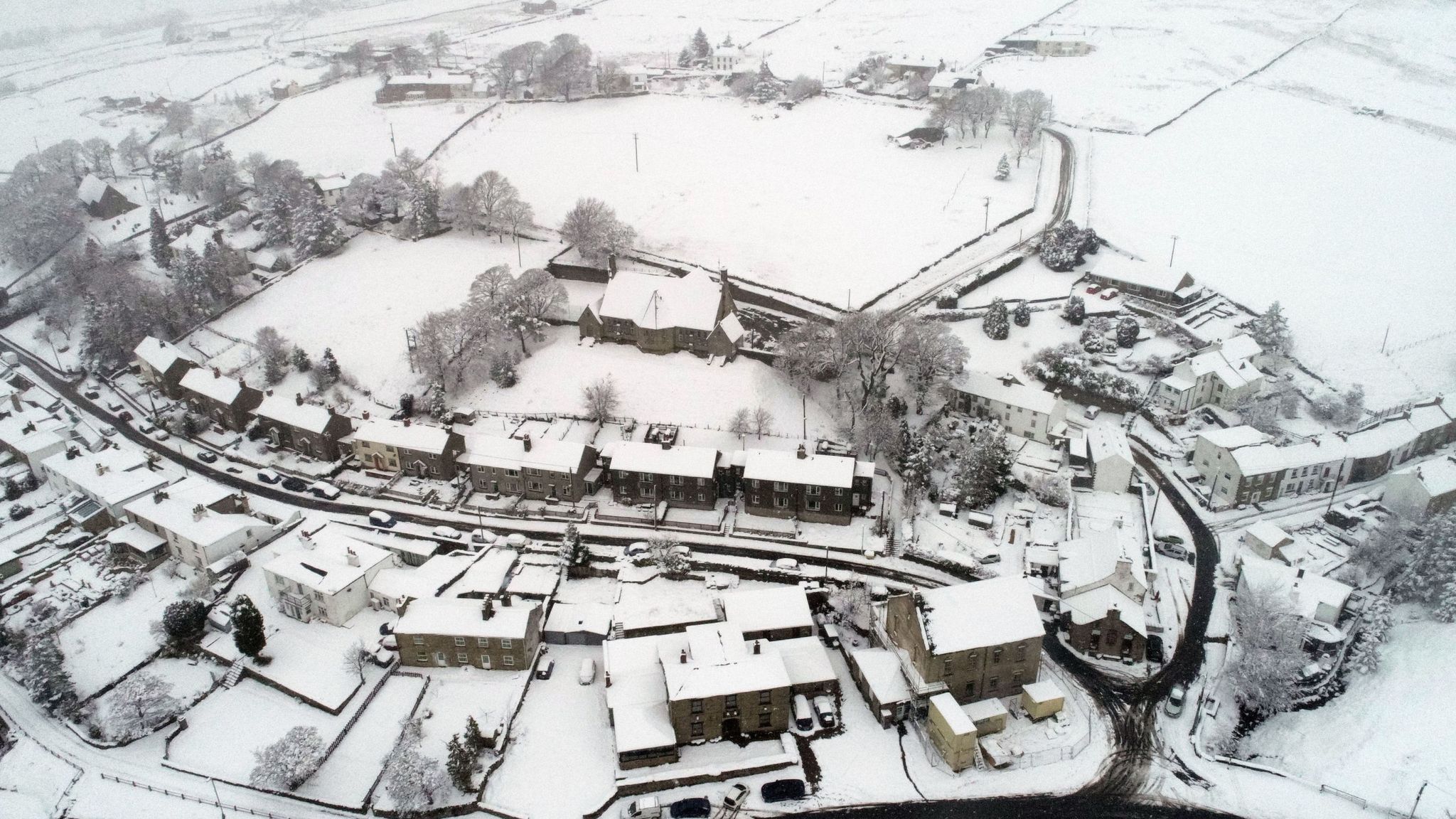 UK weather Spring snow across Midlands and North as temperatures drop
