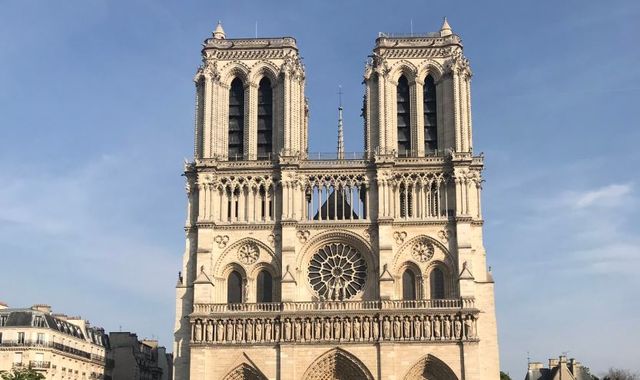 Mission to unite 'dad and daughter' with Notre-Dame photo goes viral Mission to unite 'dad and daughter' with Notre-Dame photo goes viral