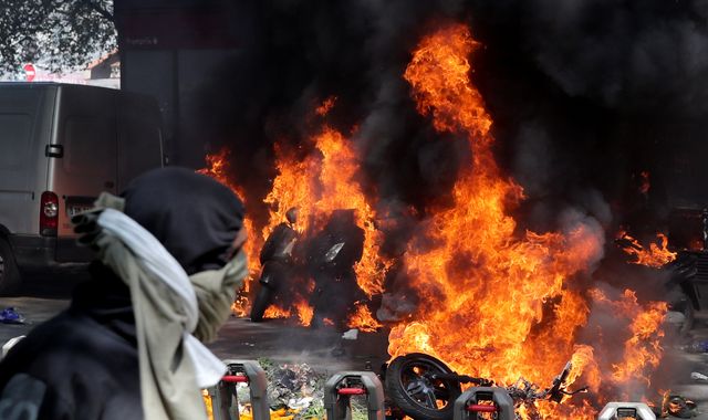 Anger over Notre-Dame donations as yellow vest protests turn violent Anger over Notre-Dame donations as yellow vest protests turn violent
