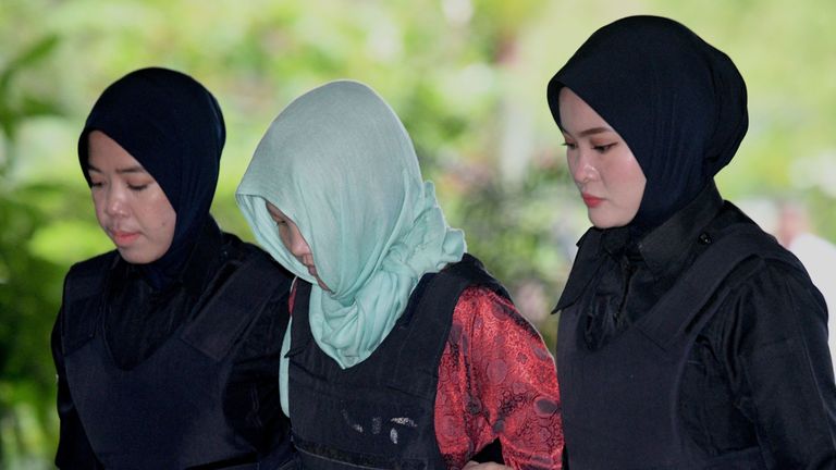Vietnamese national Doan Thi Huong (C) arrives at the Shah Alam High Court escorted by Malaysian police women on the outskirts of Kuala Lumpur on April 1, 2019 to stand trial for her alleged role in the assassination of Kim Jong Nam, the half-brother of North Korean leader Kim Jong Un. (Photo by MOHD RASFAN / AFP) (Photo credit should read MOHD RASFAN/AFP/Getty Images)