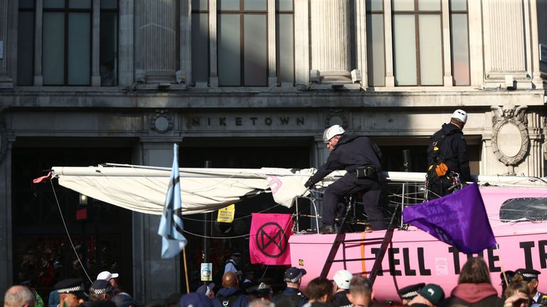 Police dismantle Extinction Rebellion&#39;s &#39;Tell the Truth&#39; boat