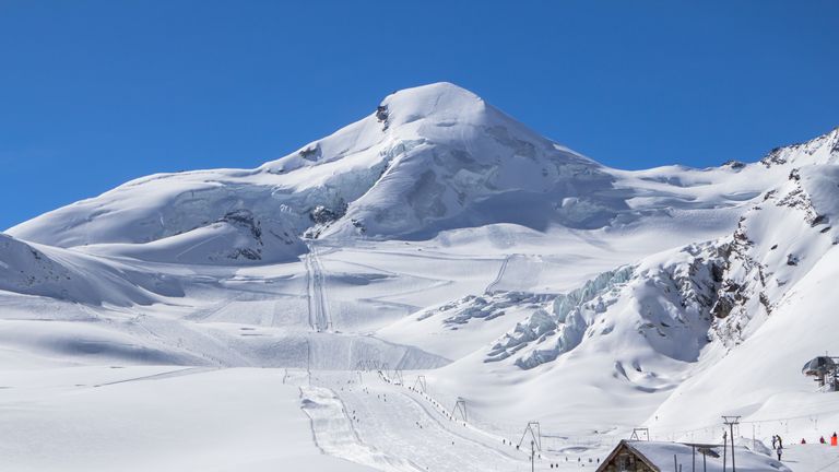 Four have died in an avalanche at a Swiss ski resort