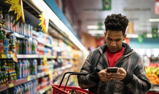 Costly phone call! Distracted shoppers spend more in supermarkets