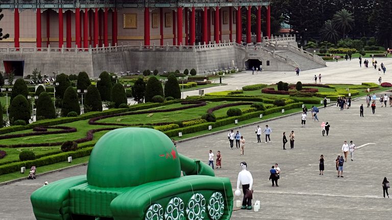 Giant balloons in the shape of a Chinese military tank and Tank Man are placed at the Liberty Square, ahead of June 4th anniversary of military crackdown on pro-democracy protesters in Beijing&#39;s Tiananmen Square, in Taipei, Taiwan, May 21, 2019. REUTERS/Tyrone Siu