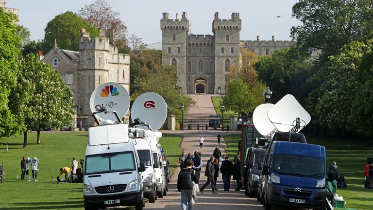 The media prepare for the appearance of Harry and Meghan with their baby