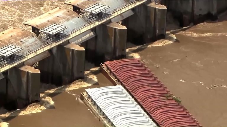 Two Barges Carrying Over 1000kg Of Fertiliser Struck A Dam In Oklahoma After Breaking Loose On The Swollen Arkansas River
