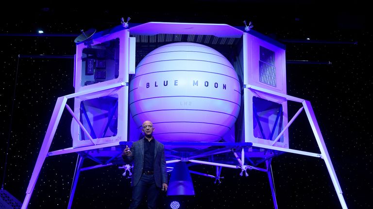 Jeff Bezos unveils the lunar lander rocket Blue Moon in 2019