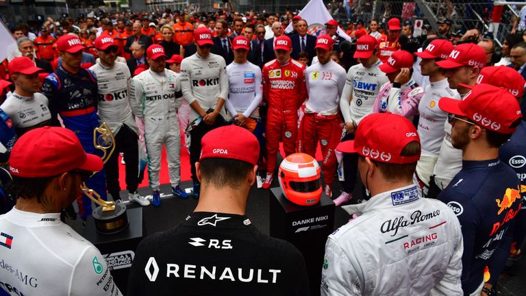The drivers gathered around Lauda&#39;s crash helmet for a minute&#39;s silence