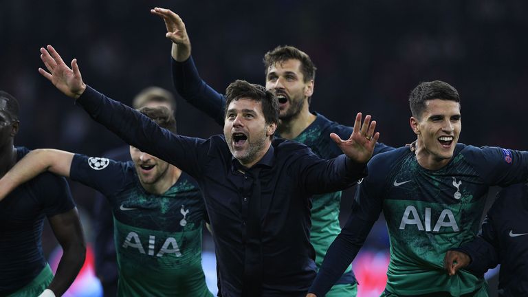 Manager Mauricio Pochettino and his players celebrate the win
