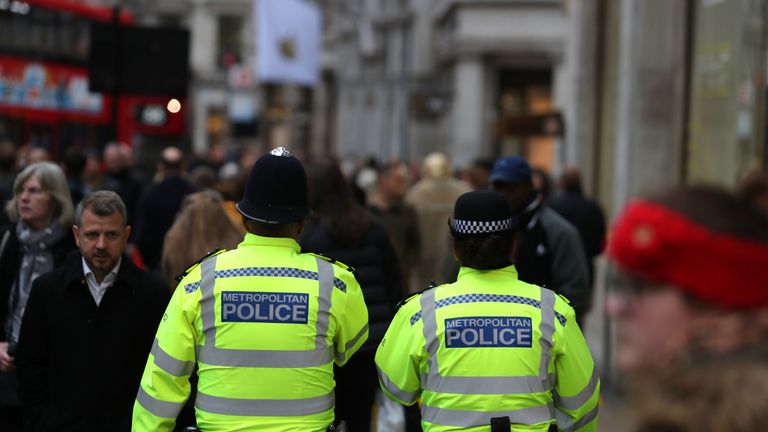 Members of the Metropolitan Police patrol amongst the shoppers on Oxford Street, in central London on December 21, 2017. / AFP PHOTO / Daniel LEAL-OLIVAS (Photo credit should read DANIEL LEAL-OLIVAS/AFP/Getty Images)
