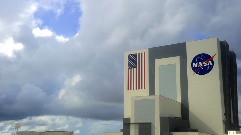 Heavy clouds begin to move over the Vehicle Assembly Building on September 11, 2009 at the Kennedy Space Center in Florida. NASA waved off two landing attempts for Friday at KSC due to inclimate weather. NASA will attempt landing later September 11 at Edwards Air Force Base in California. AFP PHOTO/Karen BLEIER (Photo by KAREN BLEIER / AFP) (Photo credit should read KAREN BLEIER/AFP/Getty Images)
