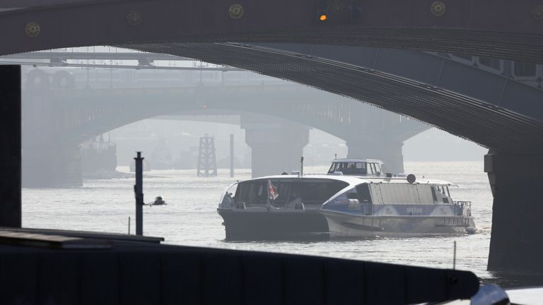 A boat makes it&#39;s way across the Thames