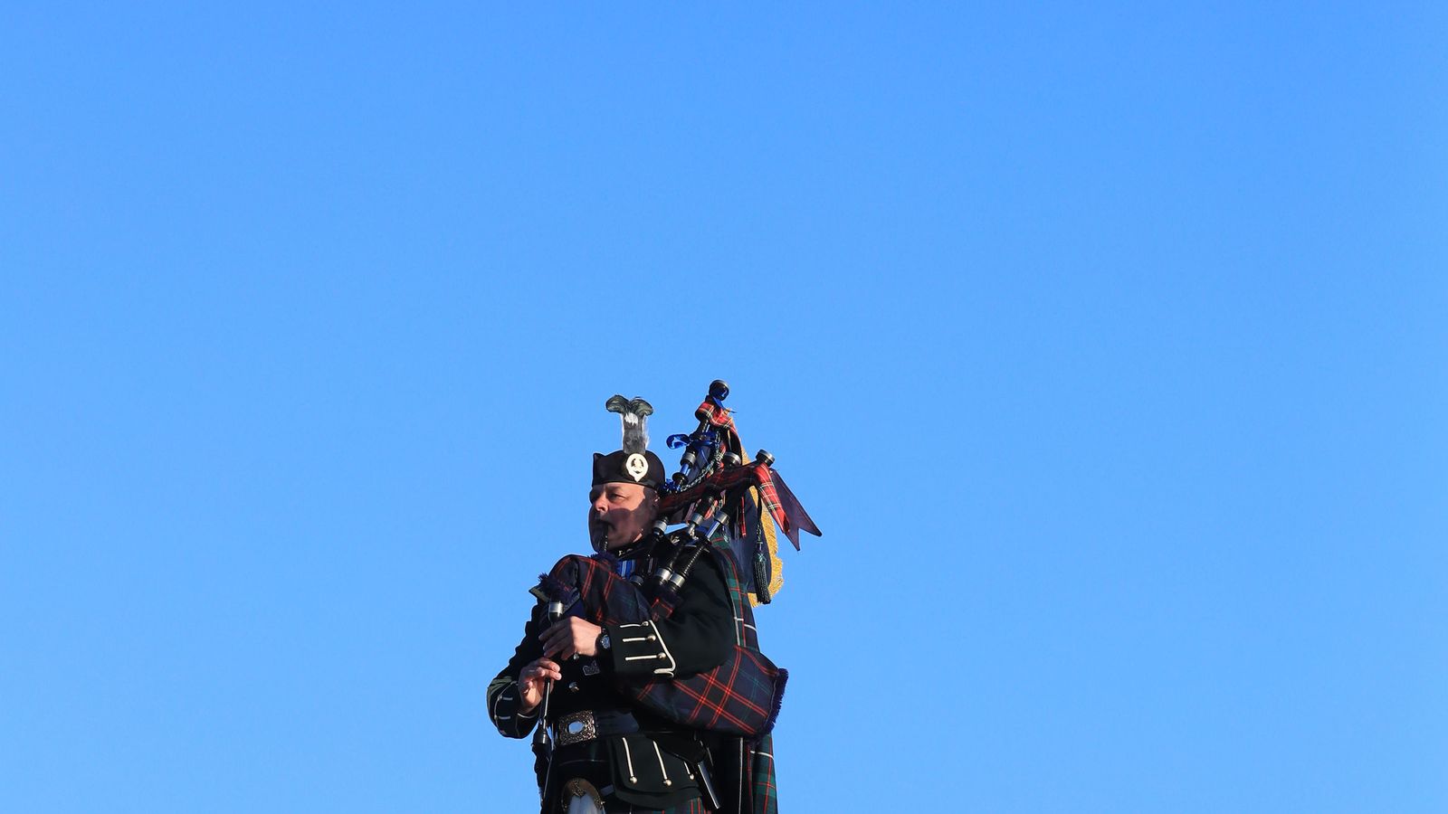 D-Day Remembered: Lone Piper Marks Exact Minute Soldiers Landed On ...