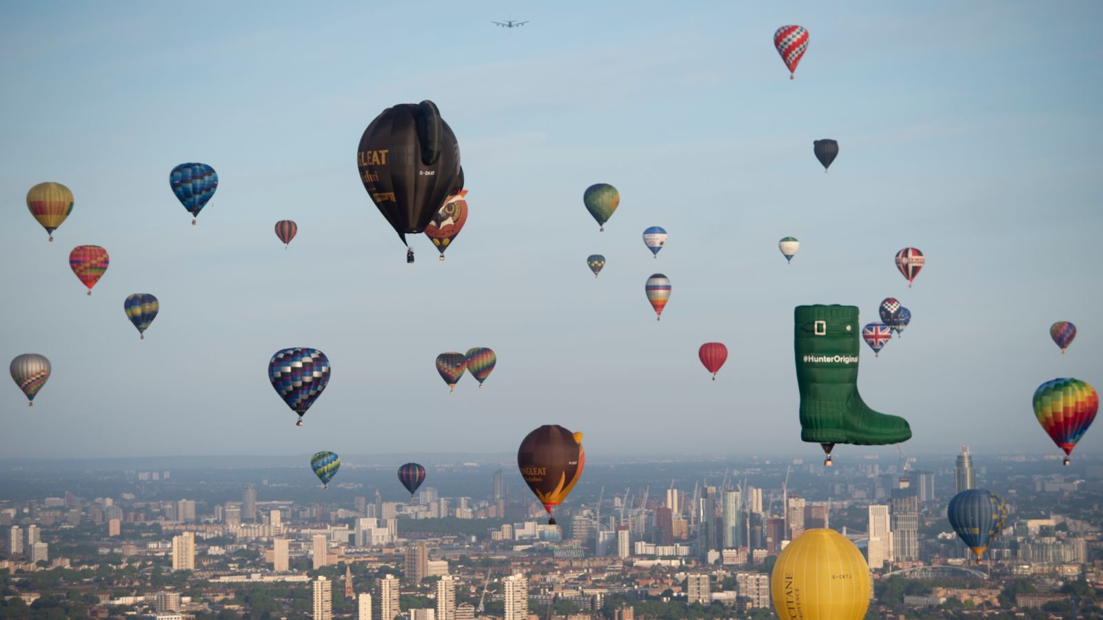 Dozens of hot air balloons fly above London for Lord Mayor ...