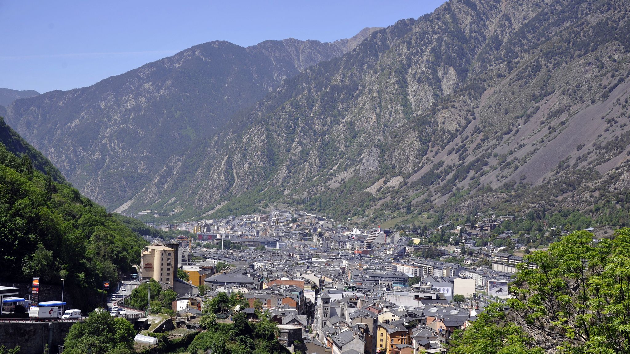 In andorra people live. Андорра Страна. Андорра с кем граничит.