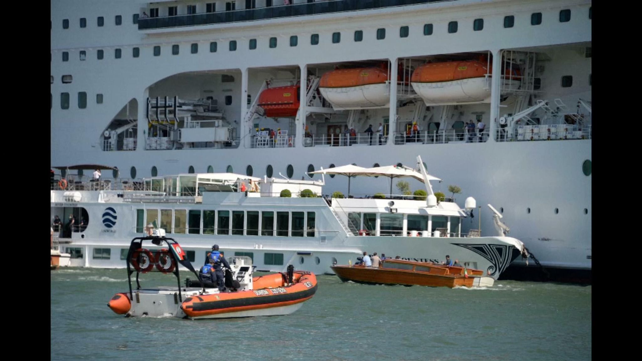 cruise ship crashes into dock and tourist boat in venice