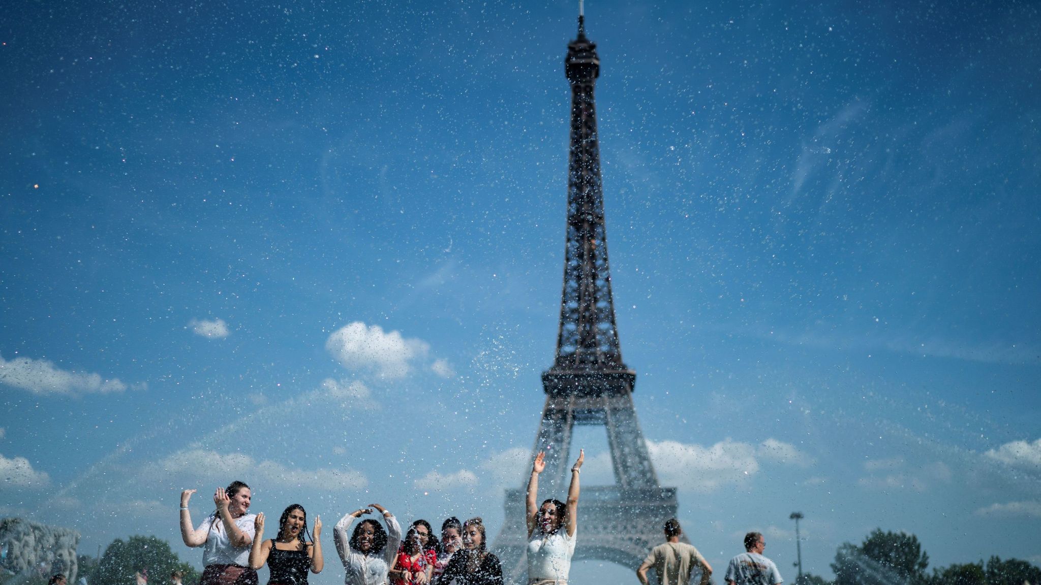 Across france. Погода в Париже. Эйфелева башня под водой фото. Погода в Париже на неделю.