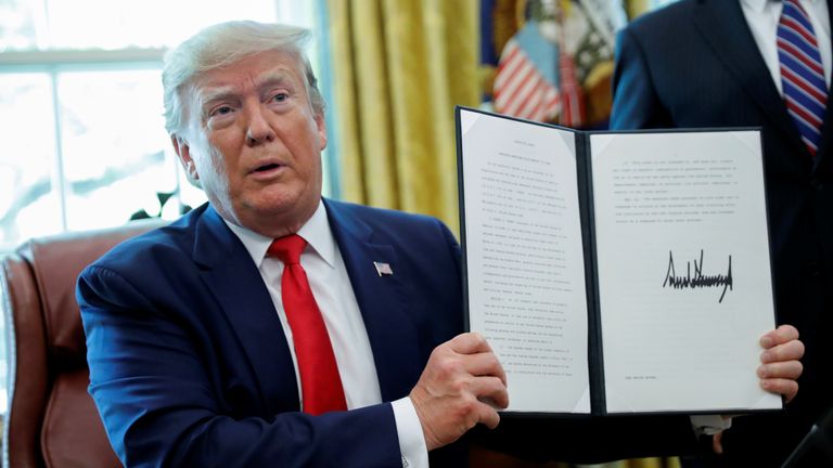 U.S.  President Donald Trump displays an executive order imposing fresh sanctions on Iran in the Oval Office of the White House in Washington, U.S., June 24, 2019. REUTERS/Carlos Barria