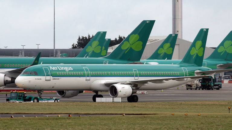  Aer Lingus aviones de pasajeros se sientan en la plataforma del aeropuerto de Dublín en Irlanda 