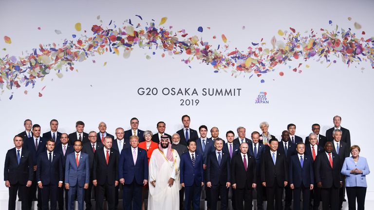 Liderii pozează pentru o fotografie de familie la Summitul G20 de la Osaka pe 28 iunie 2019