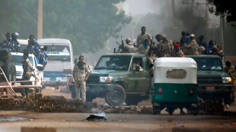 Sudanese forces around Khartoum&#39;s army headquarters