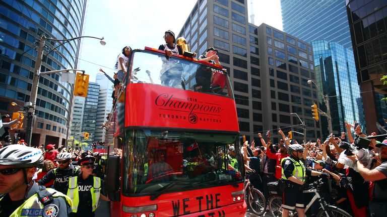 Ð ÐµÐ·ÑÐ»ÑÐ°Ñ Ñ Ð¸Ð·Ð¾Ð±ÑÐ°Ð¶ÐµÐ½Ð¸Ðµ Ð·Ð° Toronto Raptors: Four people injured in victory parade shooting