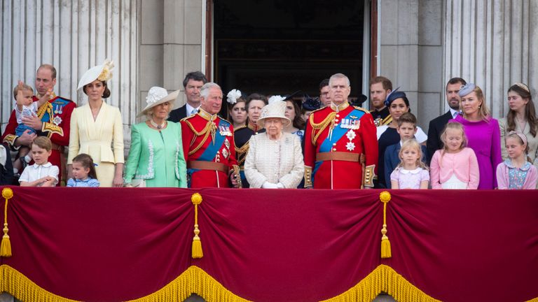 Mbretëresha dhe anëtarët e tjerë të familjes mbretërore, përfshirë Meghan, në ballkonin e Buckingham Place për të njohur turmën pas ceremonisë së Trooping the Color