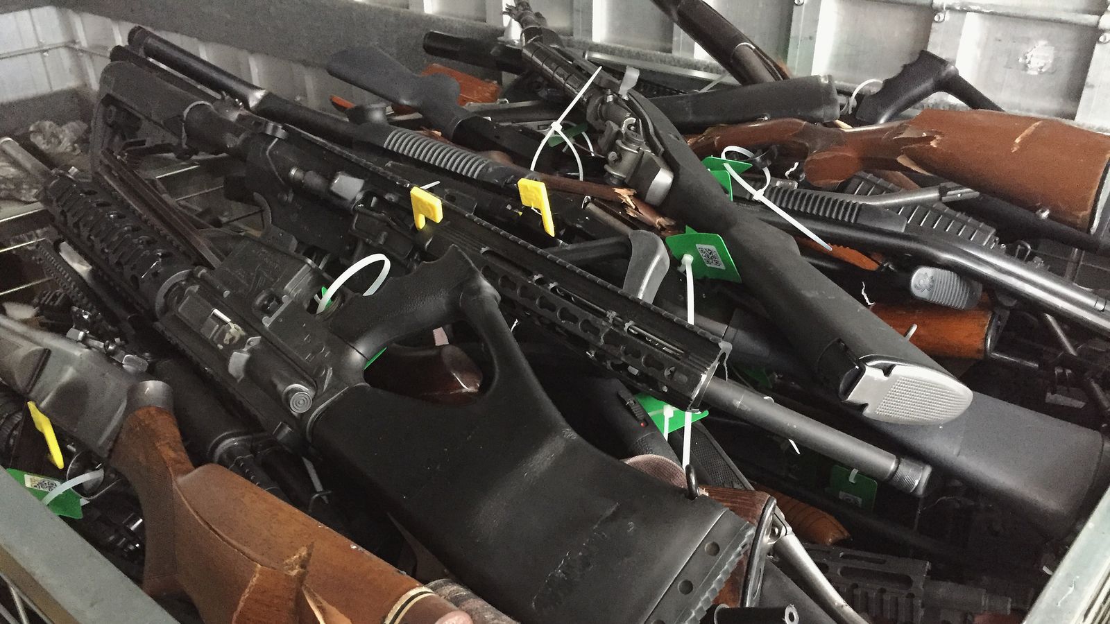 Sejumlah senjata api hasil proses "buyback" oleh pemerintahan Selandia Baru pimpinan Jacinda Ardern (gambar dari: https://news.sky.com/story/new-zealanders-hand-back-10-000-weapons-in-amnesty-after-mosque-attacks-11767587)
