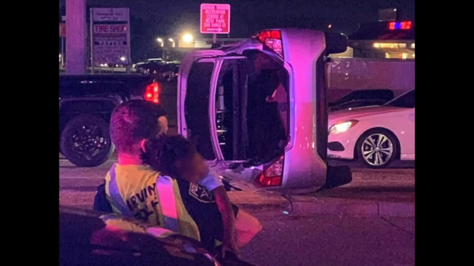 Cop smashes window to rescue kids from car | US News | Sky News