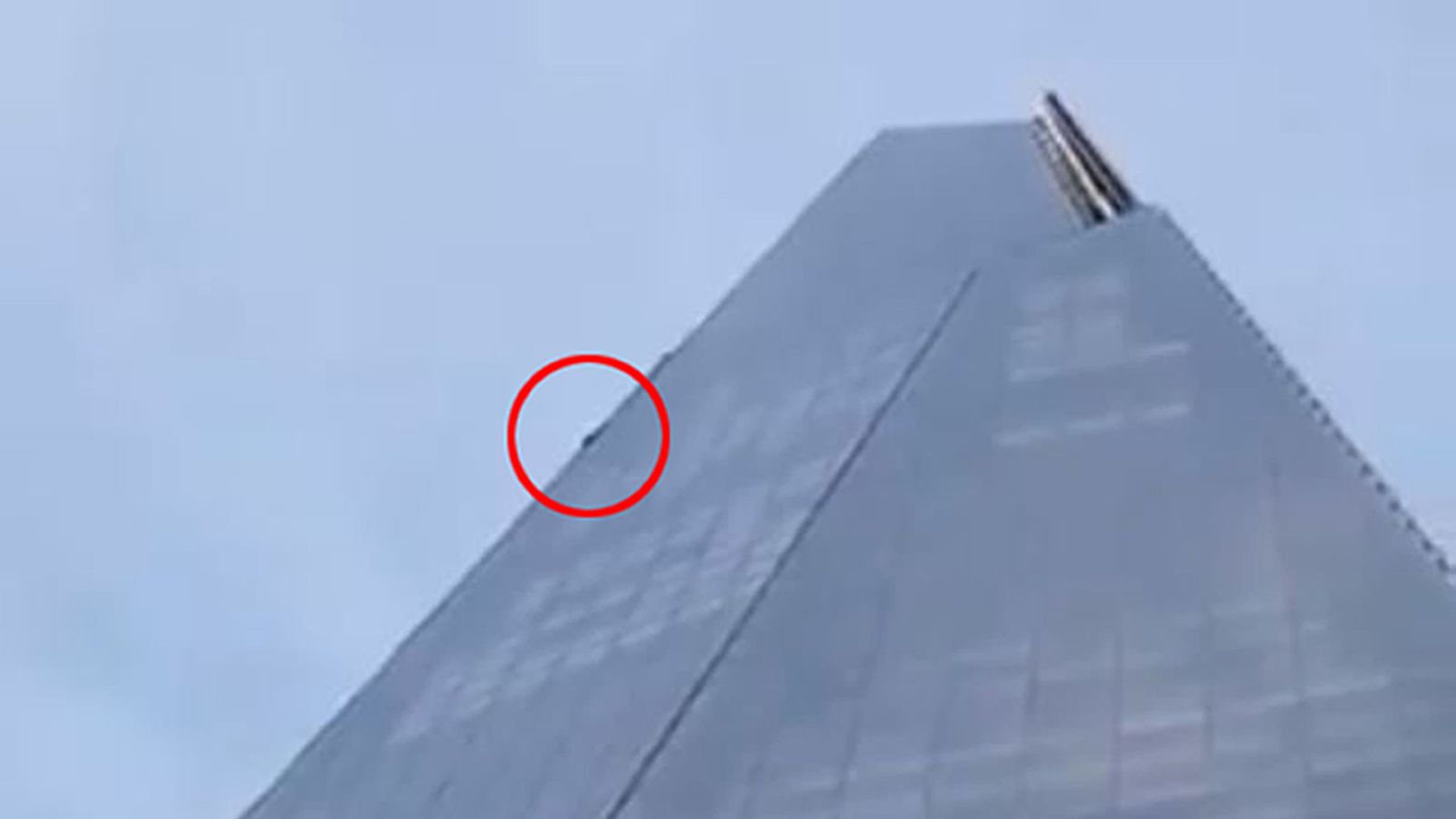 Free climber filmed scaling 1,000ft Shard as police called to scene