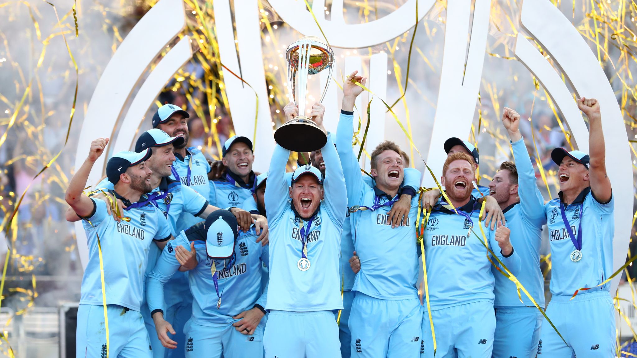 England's cricket World Cup winners hailed heroes as they celebrate