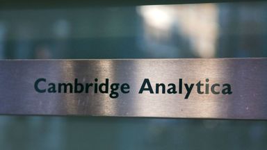a Cambridge Analytica jel látható az épület bejáratánál, amely a Cambridge Analytica irodáit tartalmazza, London központjában, március 21, 2018. A Facebook felháborodását fejezte ki az adatokkal való visszaélés miatt Cambridge Analytica néven, a közösségi média óriását megrázó nagy botrány középpontjában álló brit cég, felfüggesztette vezérigazgatóját. / AFP fotó / Daniel LEAL-OLIVAS (fotó hitel kell olvasni DANIEL LEAL-OLIVAS/AFP/Getty Images)
