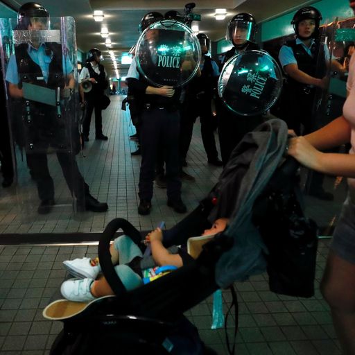 Hong Kong unrest: Riot police bear down on protesters 