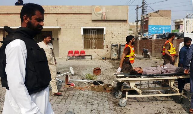 Pakistan: Nine people killed in complex attack involving female suicide bomber