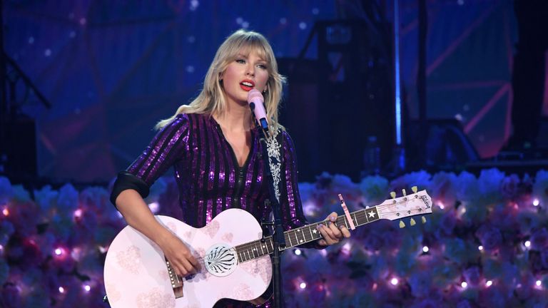 NEW YORK, NEW YORK - JULY 10: Taylor Swift performs onstage as Taylor Swift, Dua Lipa, SZA and Becky G perform at The Prime Day concert, presented by Amazon Music at on July 10, 2019 at Hammerstein Ballroom in New York City. (Photo by Kevin Mazur/Getty Images for Amazon )