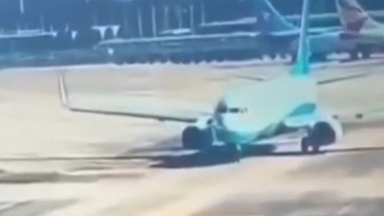 CCTV footage captured the moment a 4x4 almost collided with a taxiing plane on the runway at east China&#39;s Fuzhou Changle International Airport.