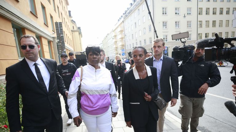 Renee Black (C), ASAP Rocky&#39;s mother, arrives at the district court to follow her son&#39;s trial in Stockholm on July 30, 2019. - The 30-year-old artist, whose real name is Rakim Mayers, was arrested on July 3, 2019 along with three other people, following a street brawl in Stockholm on June 30. The musician&#39;s detention has stirred diplomatic tensions and fan outrage